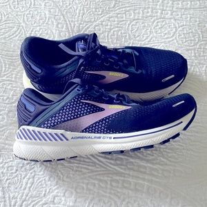 Brooks Adrenaline GTS 22 size 10.5, EU 42.5 Running Shoe Sneaker